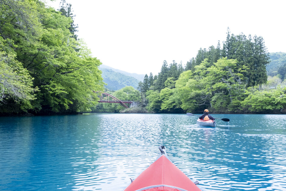 四万湖（しまこ）レイクカヌーで、コバルトブルーの水面に溶け込む体験を